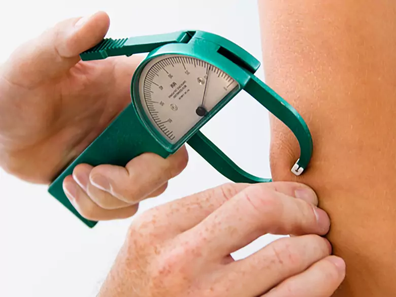 Zmiany w ilości tłuszczu i błonnika dostarczanych w diecie a stężenia hormonów w surowicy: strategie żywieniowe w prewencji raka piersi