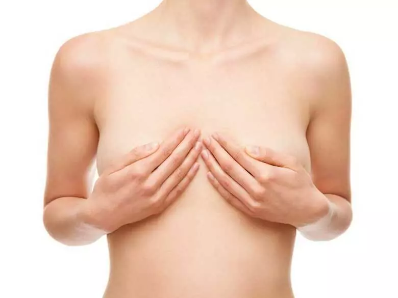 Czy czerwona wysypka, plamki na piersiach powinny zaniepokoić?